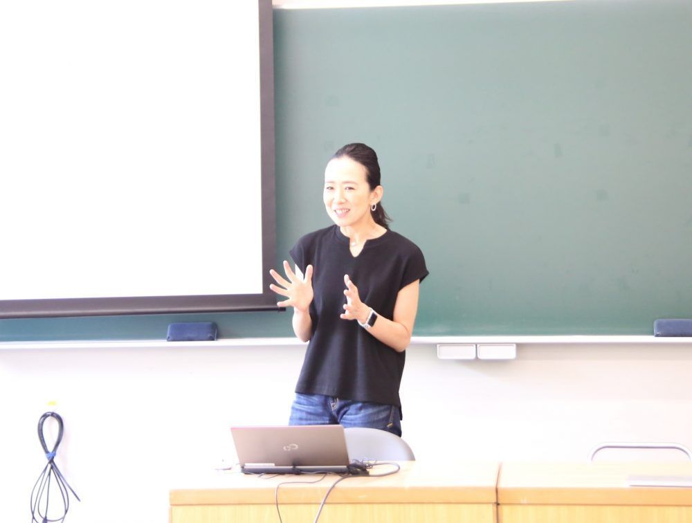 ゼミで講義する山野千枝氏