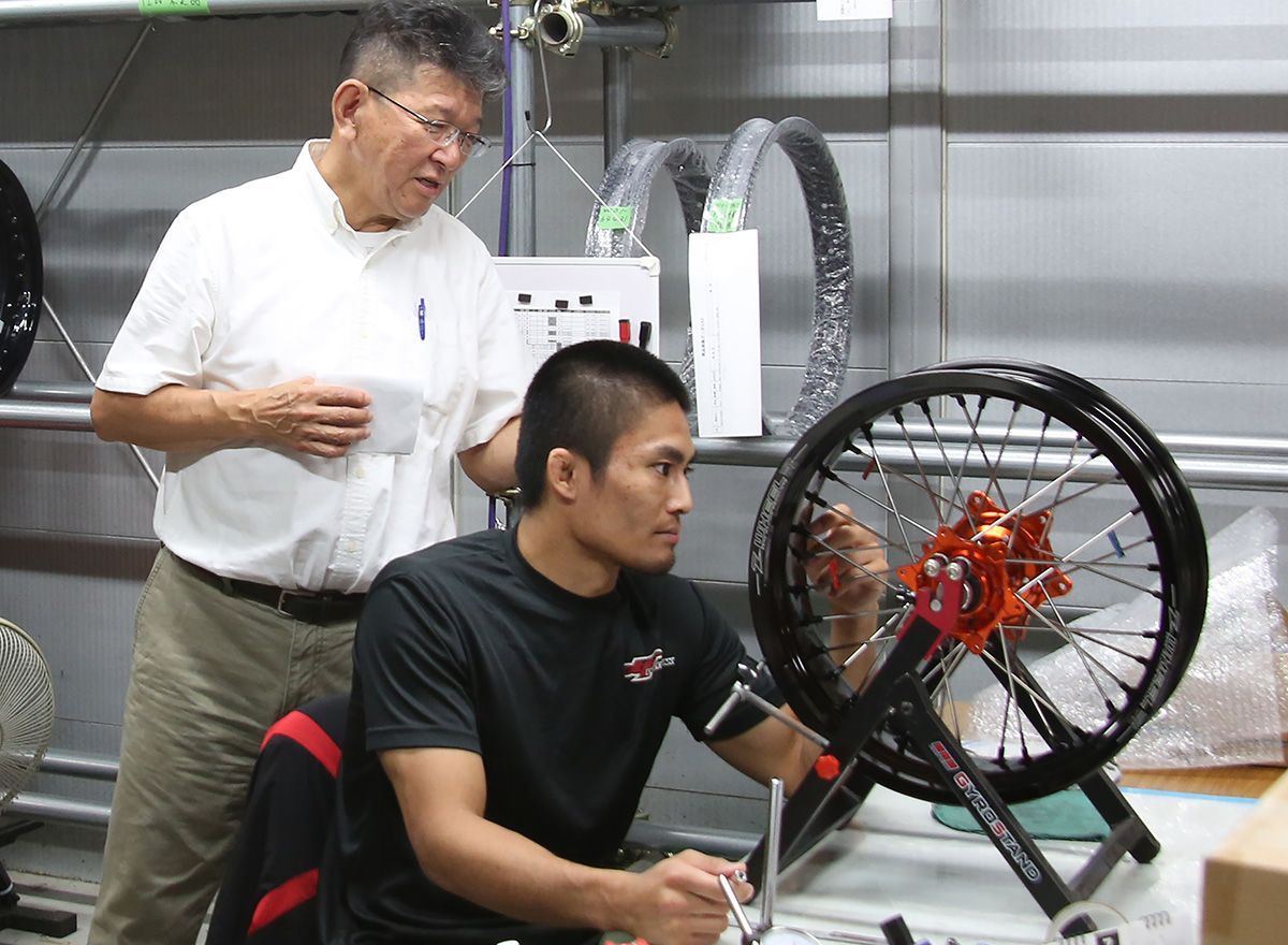 社員を指導する諸橋社長