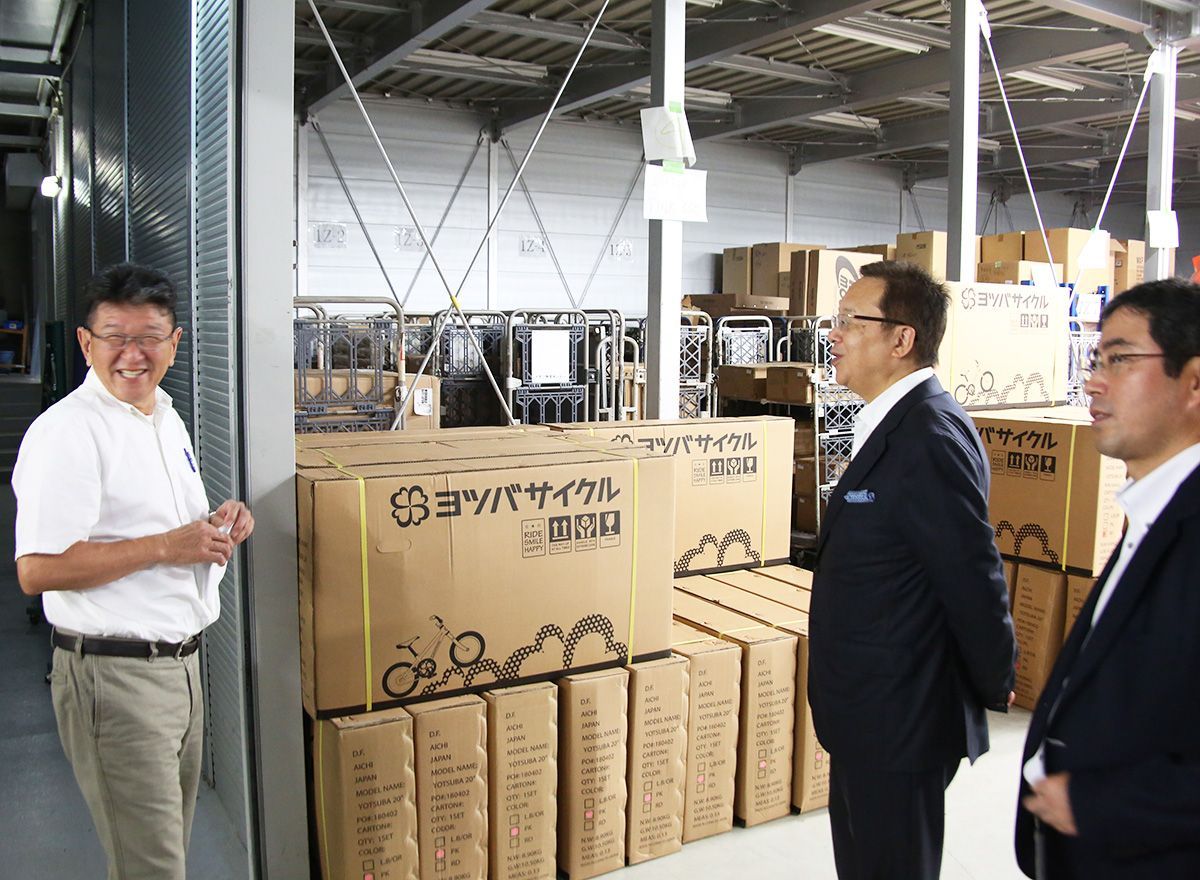 ダートフリーク社内を案内していただきました (左から)諸橋社長、三宅、杉村取締役