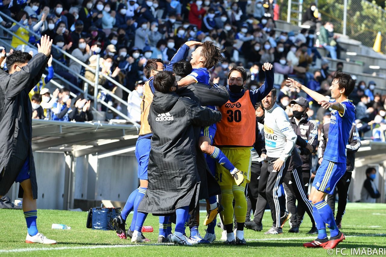 得点を決め喜ぶFC今治の選手