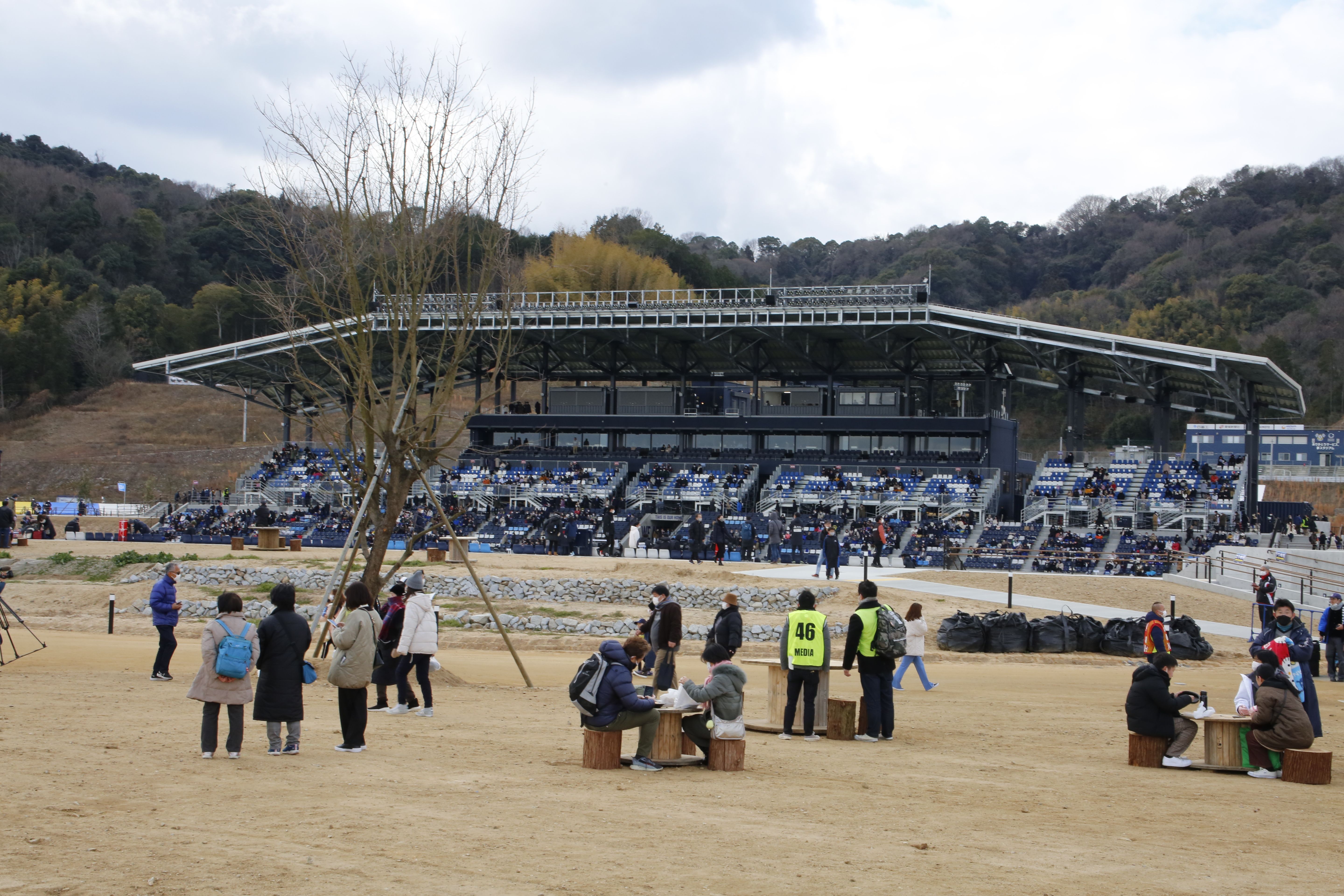 スタジアム名のように里山に位置する新スタジアム