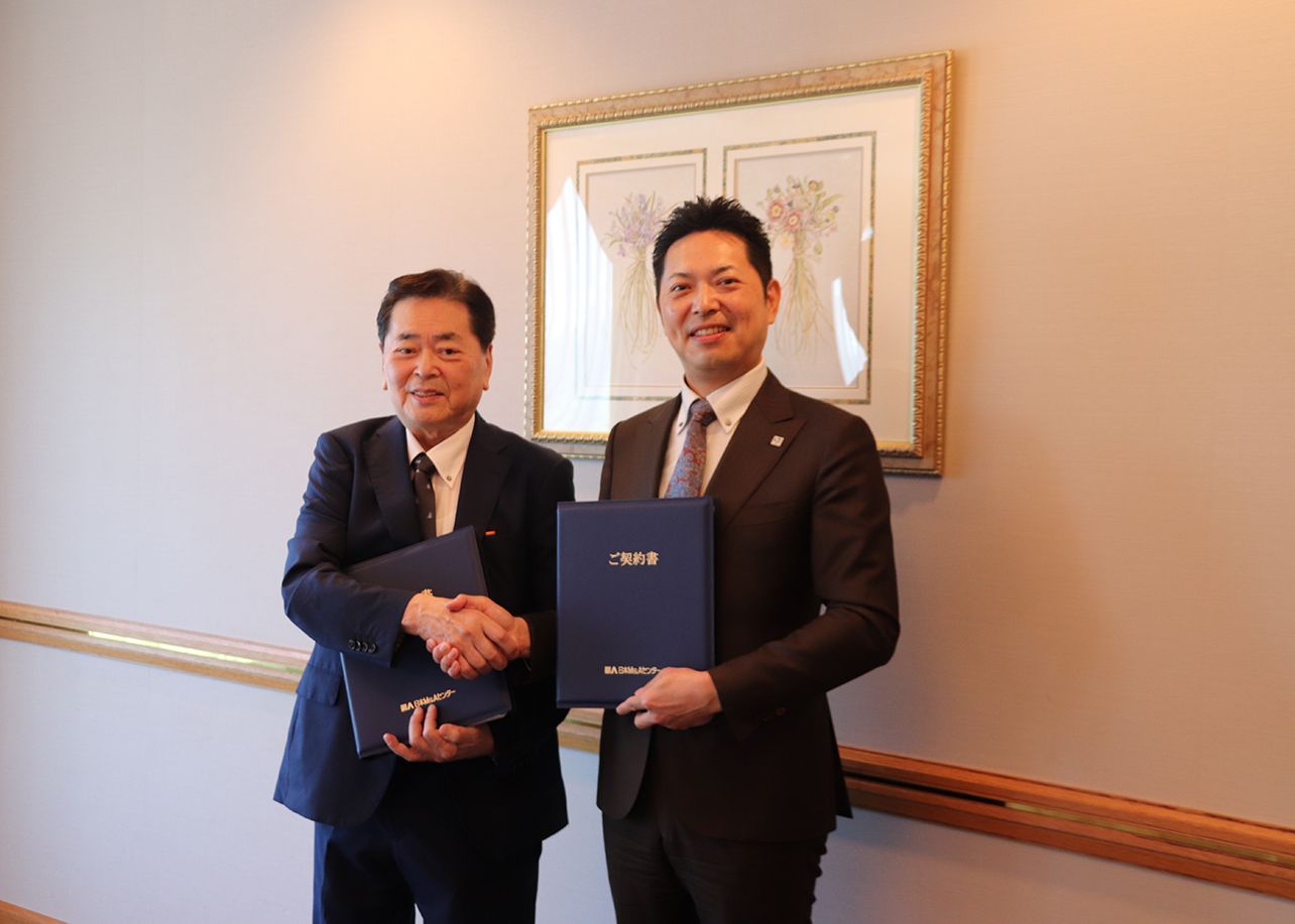 握手を交わす譲渡企業と譲受け企業の社長